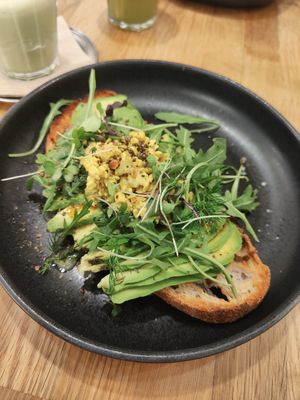 Tostada de aguacate con tofu revuelto at botànic in Barcelona