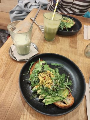 Match latte con tostada at botànic in Barcelona
