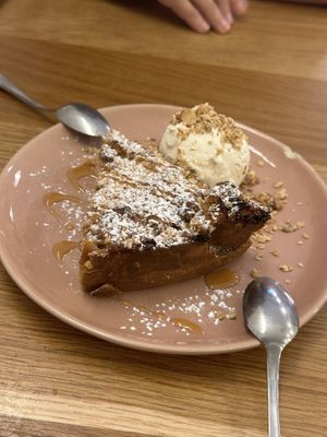 Apple crumble with almond icecreamm  at botànic in Barcelona