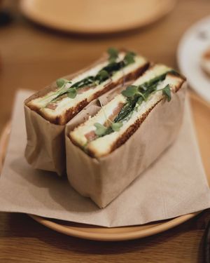 Caprese bikini with fresh tomato, mozzarella, fresh spinach, and pesto sauce at botànic in Barcelona