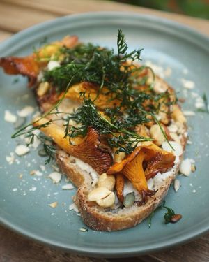 Variating dishes according to seasonality, prioritizing proximity of ingredients as possible at botànic in Barcelona