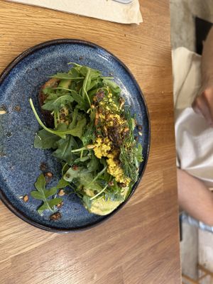 avocado toast con scramble tofu   at botànic in Barcelona