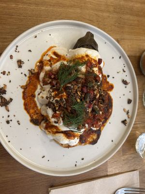 pane naan con melanzana e crema di tahina   at botànic in Barcelona