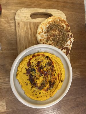 pane naan e hummus di carote   at botànic in Barcelona