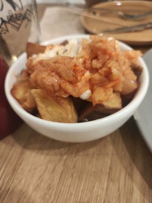 Patatas bravas con kimchi at botànic in Barcelona