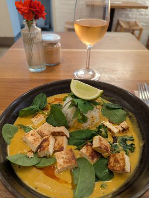 Curry. And orange wine. at botànic in Barcelona