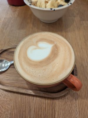 Flat white with oat milk 4/5 at botànic in Barcelona