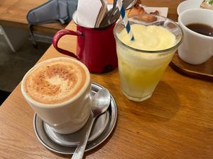 Dirty Chai and freshly pressed pineapple mint juice at botànic in Barcelona