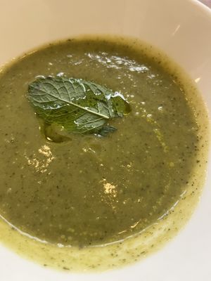 Menú de mediodía. Crema de calabaza con menta.  at botànic in Barcelona