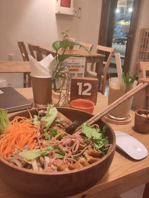 Super veganes Essen, tolle Atmosphäre zum Coworking at IVEGAN SUPERSHOP BEN THANH - Healthy Plant Based Cafe in Ho Chi Minh City