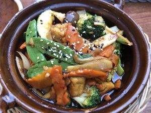 Thien Mu Veggie Bowl (Wok-Gemüse, Tofu, Jasminreis, Soße leicht süß und scharf/ vegetables, tofu, jasmin rice, sauce slightly sweet and spicy)  at Ngon Veggie in Cologne