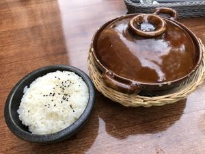 Essen kommt in kleinem Keramiktopf / food comes in small ceramic pot   at Ngon Veggie in Cologne