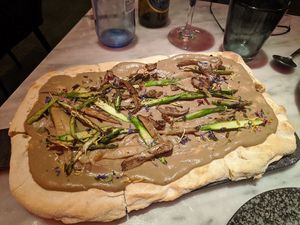 Pizza extrem lecker at La Huerta Funky Castizo in Madrid