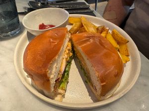 "VEG MAC": BREADED OYSTER MUSHROOMS, SECRET SAUCE, BRIOCHE BREAD AND POTATOES. at La Huerta Funky Castizo in Madrid