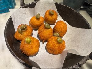 PAK CHOI AND CURRY CROQUETTES, VERMUT GEL AND CAPERS (7 UDS.) at La Huerta Funky Castizo in Madrid