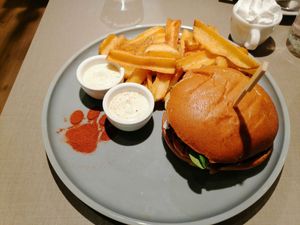 Happy piggy Burger mit Pommes und veganer Majo at Katzentempel Minden in Minden