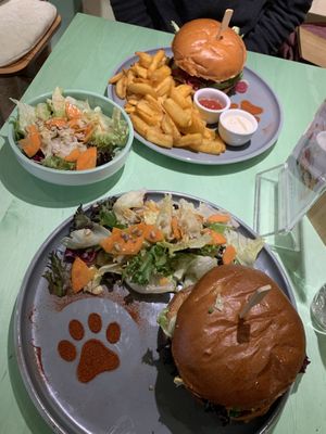 Crispy no chicken and burger del gatto   at Katzentempel Minden in Minden