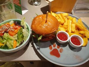 Crispy No Chicken Burger at Katzentempel Minden in Minden