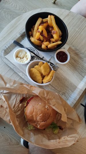 Pulled pork burger, loaded fries and nuggets at Copper Branch - Nimes in Nimes