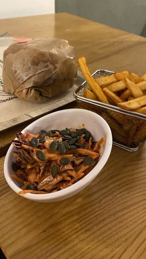 Burger, coleslaw e patatine  at Copper Branch - Nimes in Nimes