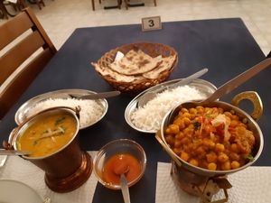 Vegan Dal tarka and Chana masala at Taj Mahal in Chaves