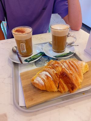 Croissant relleno de manzana y canela y cafés con bebida de avena at O Melhor Croissant da Minha Rua   in Malaga
