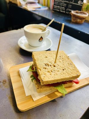Cappuccino mit Hafermilch und veg Sandwich   at Radici di Sicilia in Palermo