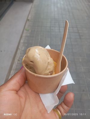Pistachio & mango vegan ice cream - 😋 at NŪDA Market in Barcelona