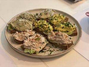 Bread with salad, hummus pesto, mashed beans and cashew cream with turmeric - Vegasmo, Brașov  at Vegasmo in Brasov