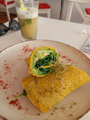 Green wrap and lemon ginger mint juice at Vegasmo in Brasov