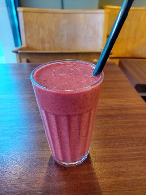 Smoothie with berries, apple, banana - served with a metal straw (5.90) at Bagel Coffee Culture in Berlin