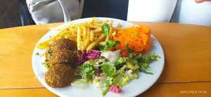 Falafele, frytki, surówki at Vega in Wroclaw