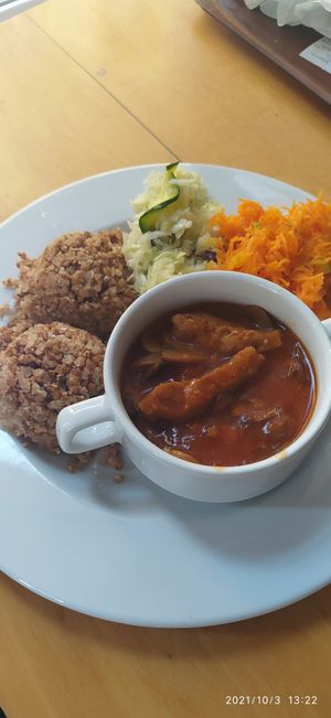 Strogonow z kaszą gryczaną i surówkami at Vega in Wroclaw