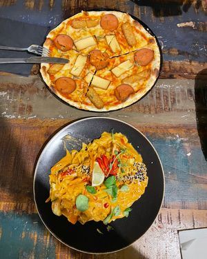 Pizza Proteina und Pad Thai mit Erdnüssen und Tempeh  at Vega in Wroclaw