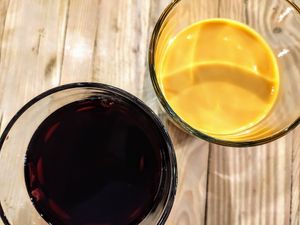 Hibiskuslimonade und Mangolassi at Vega in Wroclaw