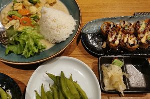 Erdnuss Chay / gebackene Rolle mit Avocado und Gurke at Sushi Bar in Rostock