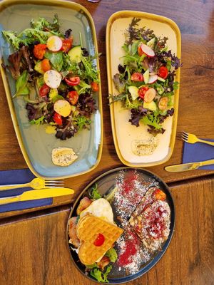 Die Avocadostullen sind vegan, die Waffeln nicht at Goldstulle in Boennigheim