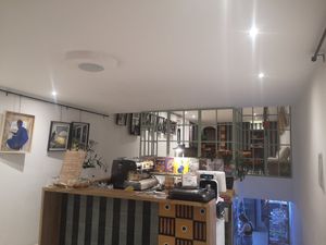 Intérieur bien cosy. Idéal pour travailler at Les Indécis in Tunis