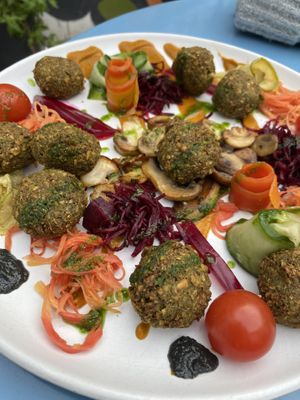 Falafel dish plus mushrooms  #Veganuary at Les Indécis in Tunis