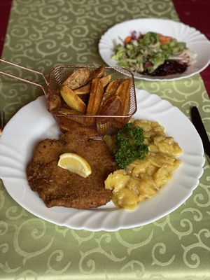 Veganes Seitanschniztel mit Kartoffel- und Beilagensalat  at Restaurant Schwabenstuble in Owen