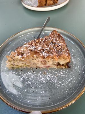 Mandel-Rhabarber Kuchen vegan und glutenfrei  at Deli Kitchen Haidhausen in Munich
