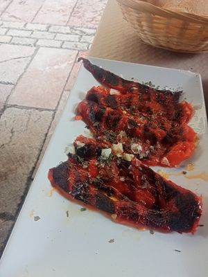 Varias opciones at Rompeolas Sidreria - Grill in Ribadesella