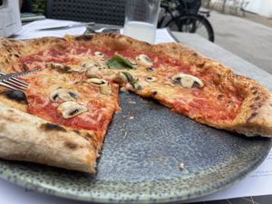 Pizza margarita mit veganem Käse und Champignons   at Ofenbarung in Modling