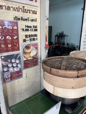 Monday till Saturday vegan clearly marked   at Gu Long Bao - กู่ หลง เปา ซาลาเปาโบราณ 古笼包 包子店 in Bangkok