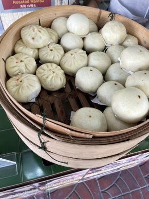 All the good stuff   at Gu Long Bao - กู่ หลง เปา ซาลาเปาโบราณ 古笼包 包子店 in Bangkok