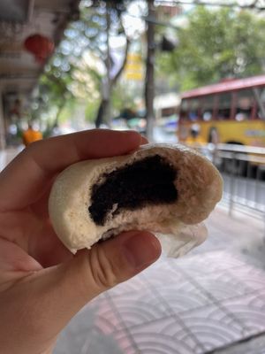 Best black sesame bao  #Veganuary at Gu Long Bao - กู่ หลง เปา ซาลาเปาโบราณ 古笼包 包子店 in Bangkok