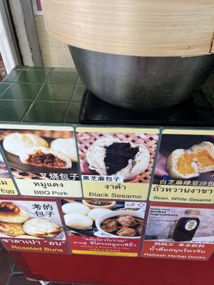 Options clearly markedd #Veganuary at Gu Long Bao - กู่ หลง เปา ซาลาเปาโบราณ 古笼包 包子店 in Bangkok