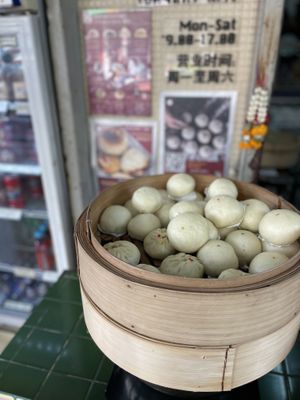 Steamed buns - still hot #Veganuary at Gu Long Bao - กู่ หลง เปา ซาลาเปาโบราณ 古笼包 包子店 in Bangkok