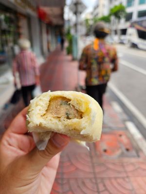 Vegan pork bun at Gu Long Bao - กู่ หลง เปา ซาลาเปาโบราณ 古笼包 包子店 in Bangkok