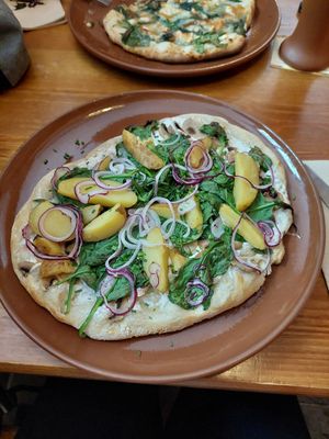 Rahmfladen "Die gute Fee" (vegane Creme, Kartoffeln, Pilze, Spinat und Zwiebeln) at Drachenfeuer in Meersburg